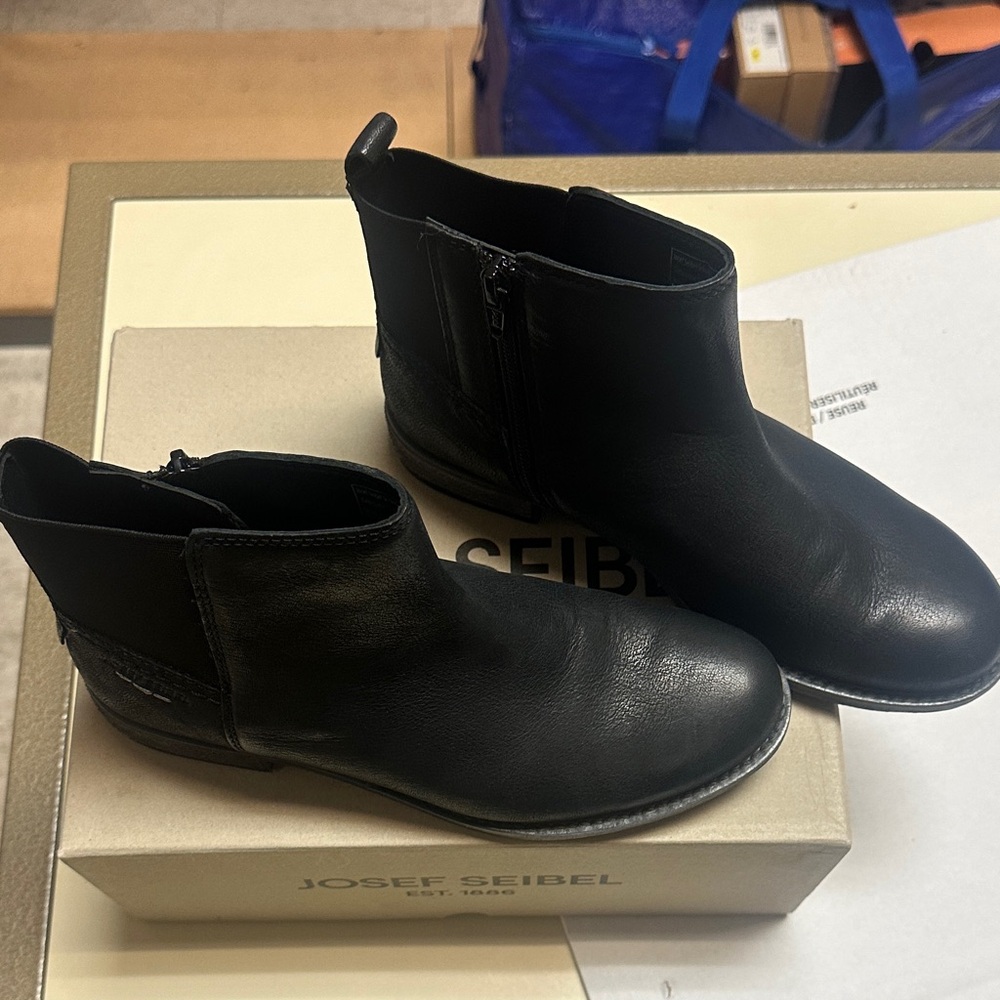 Josef Seibel Sienna 08 Black Leather Side-Zip Ankle Booties